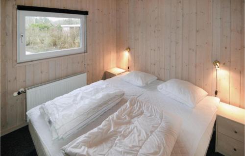 Fjellerup StrandにあるAwesome Home In Glesborg With 4 Bedrooms, Sauna And Wifiの窓付きのベッドルームの白いベッド1台
