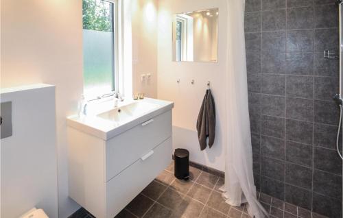 y baño con lavabo blanco y ducha. en 6 Bedroom Stunning Home In Grenaa, en Grenå