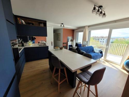 une cuisine et un salon avec une table et un canapé dans l'établissement F3 neuf tout équipé de 62m2 centre ville, à Annecy