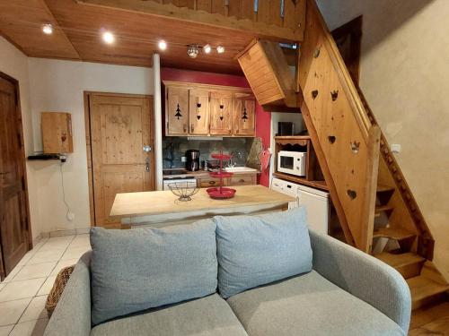 un salon avec un canapé et une cuisine dans l'établissement Duplex Montagne avec Sauna, Wifi, Parking - FR-1-516-147, à Les Deux Alpes