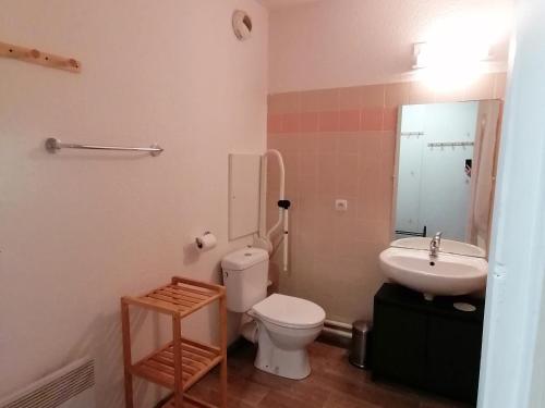 a bathroom with a toilet and a sink at Appartement Saint-François-Longchamp, 3 pièces, 6 personnes - FR-1-635-61 in Saint-François-Longchamp