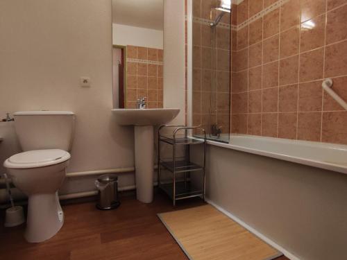 uma casa de banho com um WC, um lavatório e uma banheira em Appartement Saint-François-Longchamp, 3 pièces, 8 personnes - FR-1-635-84 em Saint-François-Longchamp