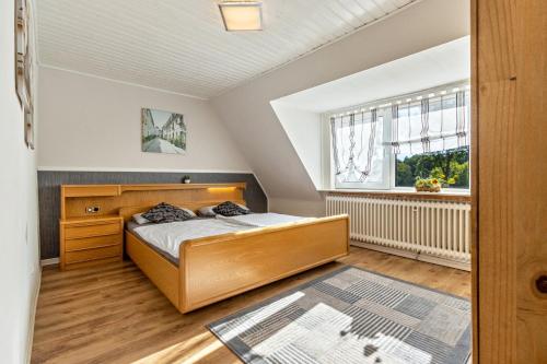 sypialnia z łóżkiem i oknem w obiekcie Ferienwohnung Jesteburg w mieście Jesteburg