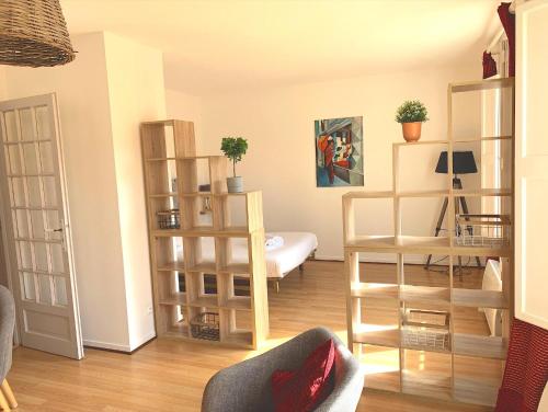 - un salon avec des bibliothèques et un canapé dans l'établissement Le Jaurès, à Toulouse