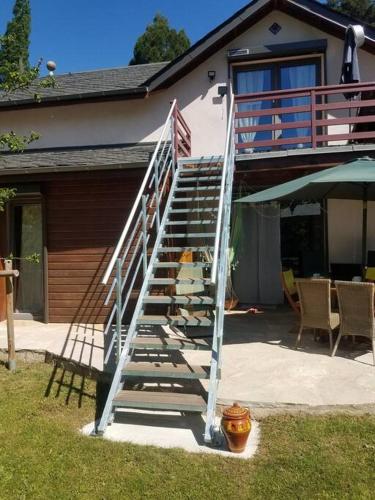 un escalier menant à une maison avec drapeau dans l'établissement Chambres et coin repas Coco Eco, à Bédouès