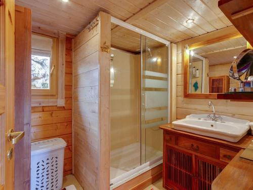 ein Bad mit einem Waschbecken und einer Dusche in der Unterkunft Holiday Home in Le Cheylard with Fireplace in Le Cheylard