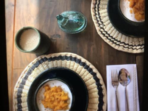 uma mesa com pratos de comida e uma chávena de café em Casaluna em Malinalco