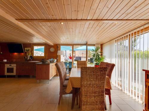 une salle à manger avec une table et des chaises dans l'établissement Chalet in Le Cheylard near Hiking Trails, au Cheylard