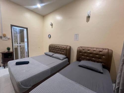 2 Betten in einem Zimmer mit 2 Betten sidx sidx sidx sidx sidx sidx in der Unterkunft Redzuan Homestay (Muslim Friendly) in Muar