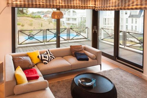 uma sala de estar com um sofá e uma grande janela em Villa Claire Duenenloft em Ostseebad Sellin