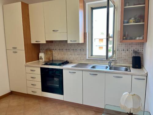 Dapur atau dapur kecil di Oliveri nuovo appartamento 5 posti letto più posto auto privato