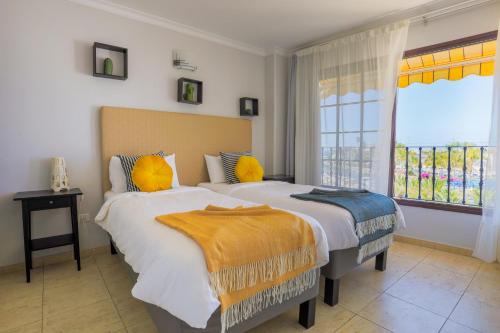Posteľ alebo postele v izbe v ubytovaní HD Mogan Beach Apartment