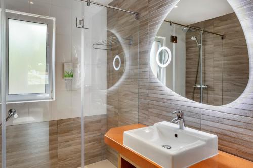 uma casa de banho com um lavatório e um espelho em Vilar do Golf em Quinta do Lago