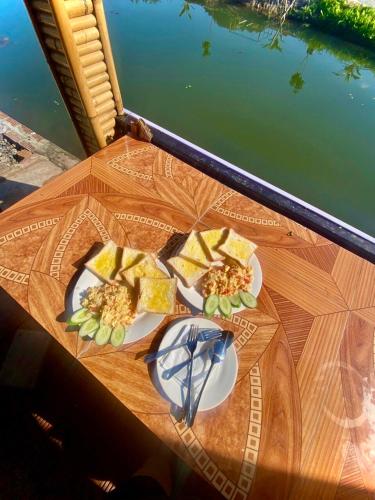 Makanan di atau berdekatan hotel