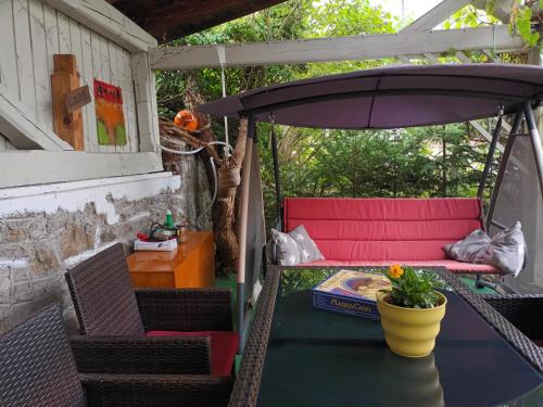 ヴィヒタッハにあるIm Gewölbe der Alten Druckereiのパティオ(テーブル、パラソル、椅子付)