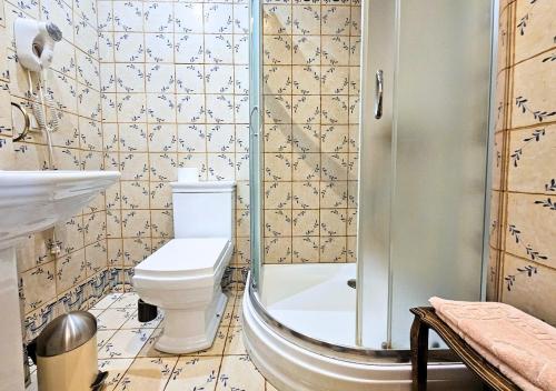 a bathroom with a toilet and a shower at Willa Bajka in Inowrocław