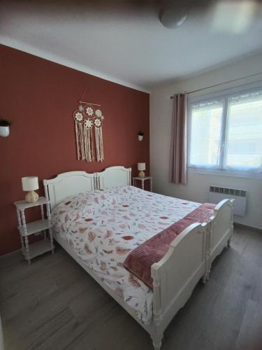 une chambre avec un lit blanc et une fenêtre dans l'établissement A 2 pas de la plage et de la base nature, à Fréjus