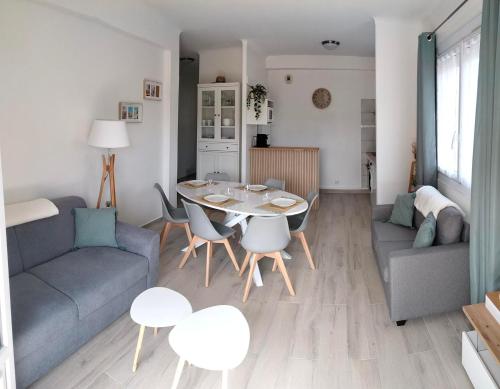 un salon avec une table et un canapé dans l'établissement A 2 pas de la plage et de la base nature, à Fréjus