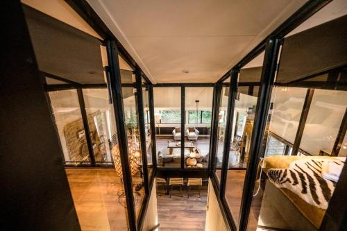 Giường trong phòng chung tại Boutique Bungalow 2 met sauna, hottub en boskas