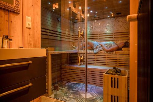 Phòng tắm tại Boutique Bungalow 2 met sauna, hottub en boskas