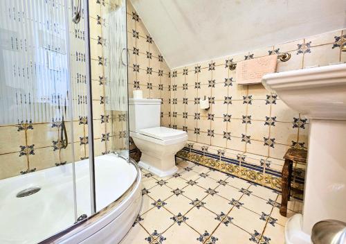 a bathroom with a toilet and a tub and a sink at Willa Bajka in Inowrocław