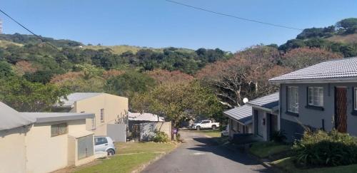 una pequeña calle en una pequeña ciudad con casas en 17 Clubmed Resort, en Hibberdene