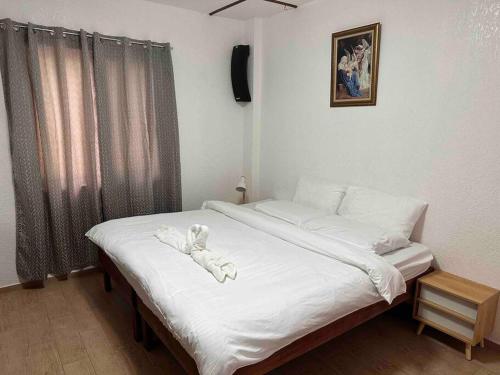 Кровать или кровати в номере Alona Park Residence - 3 bedroom apartment- alex and jesa unit