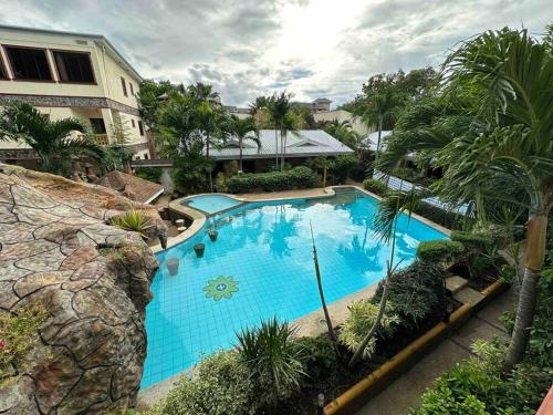 - une vue sur la grande piscine bleue dans l'établissement Alona Park Residence - 3 bedroom apartment- alex and jesa unit, à Panglao