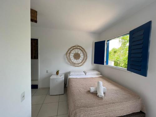 傑里科科拉的住宿－AZULIKITE，一间卧室设有一张床和一个窗口