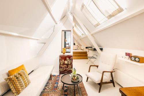 a living room with a white couch and a table at Boutique Hotel Goud En Zilver in Gorinchem