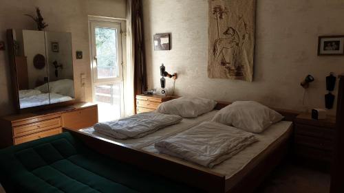 sypialnia z 2 łóżkami i oknem w obiekcie Ferienhaus mit großem Garten w mieście Bad Gandersheim