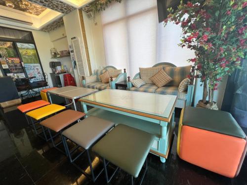 un restaurante con mesas y sillas en una habitación en Amibao Resort en Hengchun Old Town