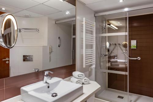 W łazience znajduje się umywalka i prysznic. w obiekcie Sahara Sunset w mieście Benalmádena