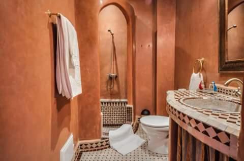een badkamer met een wastafel en een toilet. bij RIAD N° 16 in Marrakesh