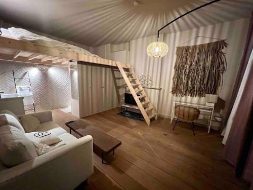 ein Wohnzimmer mit einem Sofa und einem Hochbett in der Unterkunft Maison avec 4 suites & Rooftop - Place Saint Paul in Lüttich