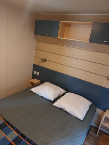 BoofzheimにあるLa pépite Rose d'Europaparkのベッド1台(白い枕2つ付)が備わる客室です。