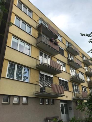 un edificio alto con balcones a un lado. en Krumlove, en Český Krumlov