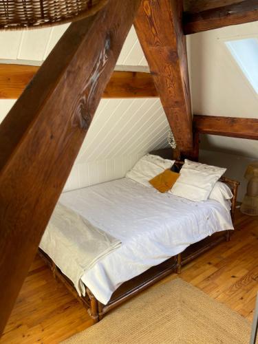 Ce petit lit se trouve dans un dortoir doté de plafonds en bois. dans l'établissement Maison Condorcet, à Saint-Étienne