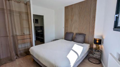 sypialnia z białym łóżkiem i oknem w obiekcie Savigny view w mieście Savigny-lès-Beaune