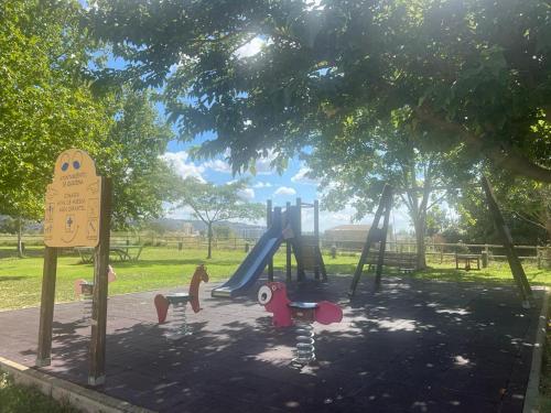 un parque infantil con tobogán en Casa grande con gran jardín privado, en Quicena