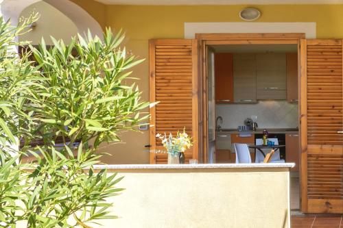 uma vista para uma cozinha a partir da sala de estar de uma casa em Baia delle mimose 2 em Badesi