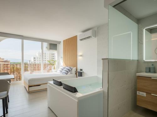 Ephemeral Holidays P.5 - Hidromasaje