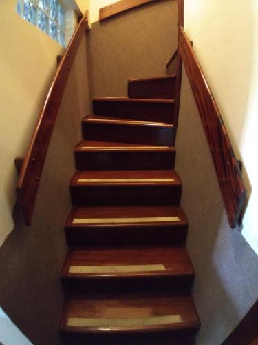 a stairway with wooden steps in a house at Satélite - Campos do Jordão in Campos do Jordão
