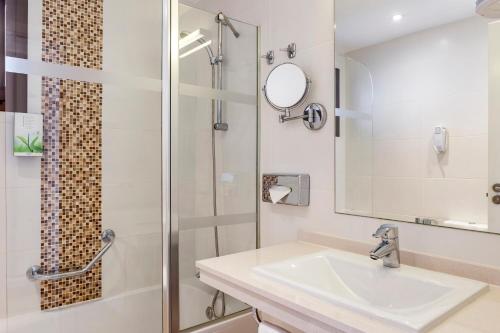 een badkamer met een wastafel en een douche bij Sunset Bay Club in Adeje