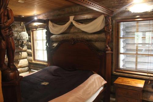 a bedroom with a bed in a log cabin at Villa Lilja in Muurame