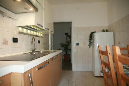 La cuisine est équipée d'un évier et d'un réfrigérateur. dans l'établissement La casa di Nina, à Mestre