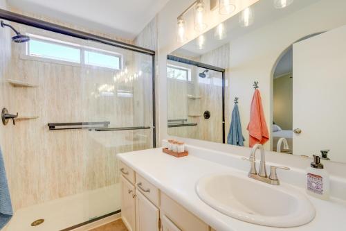 La salle de bains est pourvue d'un lavabo et d'une douche. dans l'établissement Stunning Phoenix Vacation Rental with Private Pool!, à Phoenix