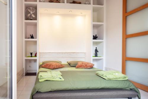 ein Bett mit zwei Kissen auf einem Zimmer in der Unterkunft T2 Centre Ville Rénové Climatise in Bandol