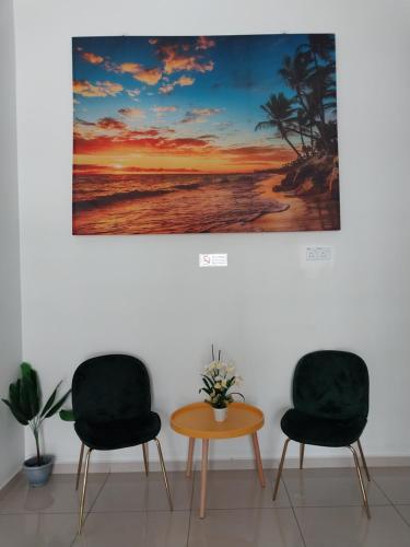 una sala de reuniones con 2 sillas y una mesa en 4 airconditioned rooms and fully furnished Guesthouse in Muar Town en Muar