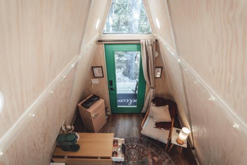 Ruang duduk di The Green Glamping Getaway